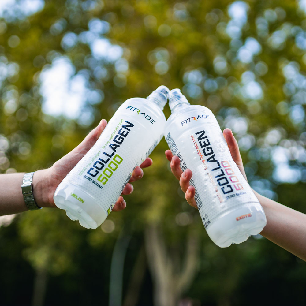 Kettő kollagénes ital, aminek összeérintik a tetejét. Az egyik COLLAGEN 5000 dinnye ízesítésű, a másik exotic.